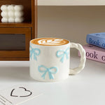 Cana Roz din Ceramica cu Fundita Embosata si Maner Rasucit – 400 ml