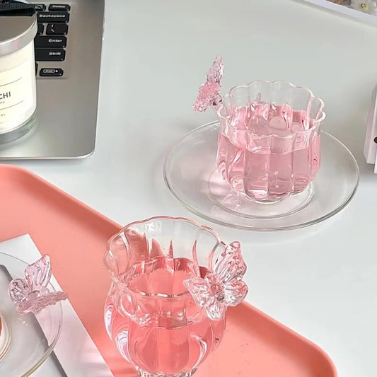 Ceașcă japoneză din sticlă, colecția Flower God – realizată manual, cu motiv narcisă și fluture