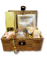 Set cadou elegant cu rama foto, odorizant de camera, lumanare cu vanilie, potpouri, soap roses si decoratiuni aurii. Un cadou rafinat pentru orice ocazie.