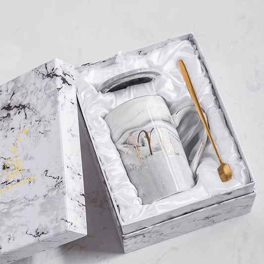 Cană Ceramică Mr & Mrs cu Capac și Linguriță din Oțel Inoxidabil – 400/450 ml