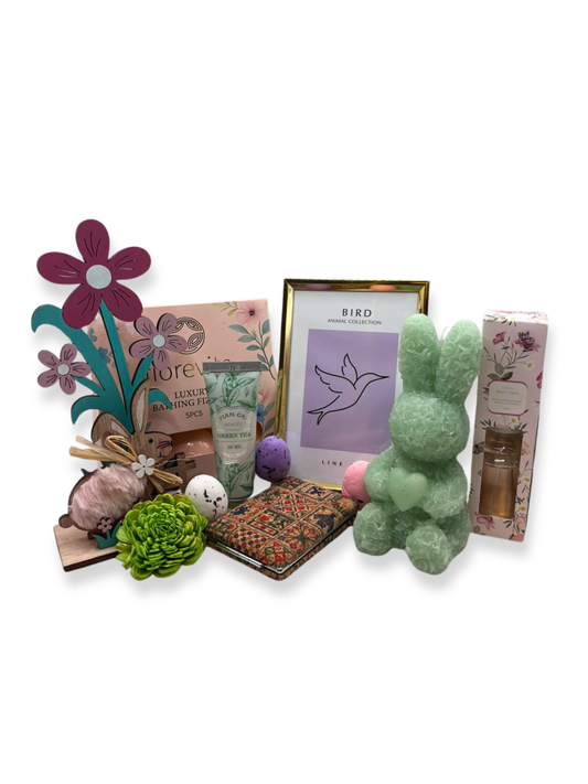 Cosul Cadou Easter Floral este un mix fermecator de decoratiuni pastelate si produse de rasfat