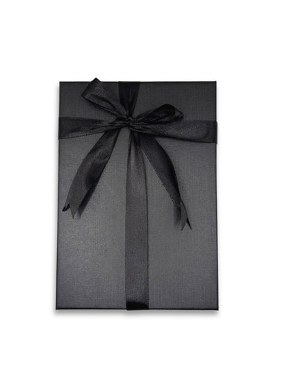 Set cadou pentru barbati cu pix metalic, suport pentru carti de vizita si butoni eleganti, prezentat intr-o cutie neagra.