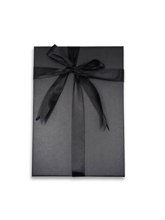 Set cadou pentru barbati cu pix metalic, suport pentru carti de vizita si butoni eleganti, prezentat intr-o cutie neagra.