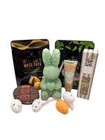 Cos cadou Bunny Pastel Glow cu masti faciale Pax Moly, lumanare iepure pastel, crema de maini, odorizant si oglinda cosmetica.