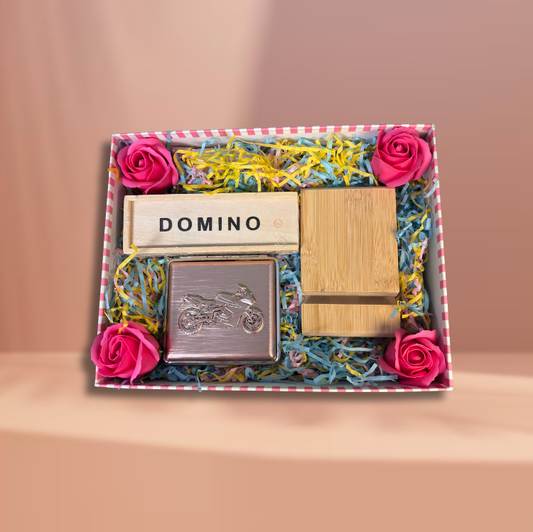 Set cadou GENTLEMAN’S GAME – Domino din lemn, suport telefon și tabacheră moto