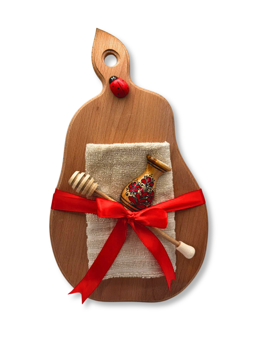 Set cadou rustic para cu tocator din lemn in forma de para, prosop texturat, ustensila pentru miere si magnet mini sucitor decorativ. 