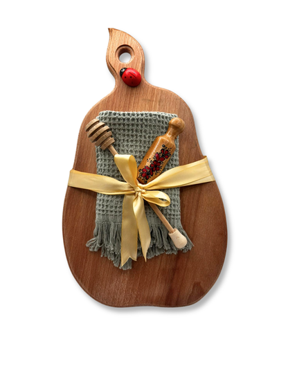 Set cadou rustic para cu tocator din lemn in forma de para, prosop texturat, ustensila pentru miere si magnet mini sucitor decorativ. 